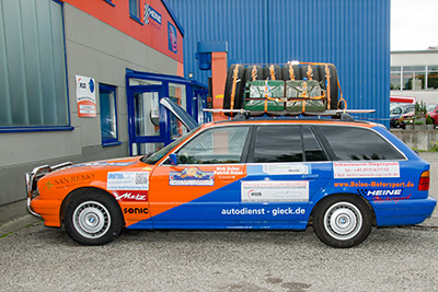 Der BMW 520i Touring fertig gepackt und bereit für die Rallye
