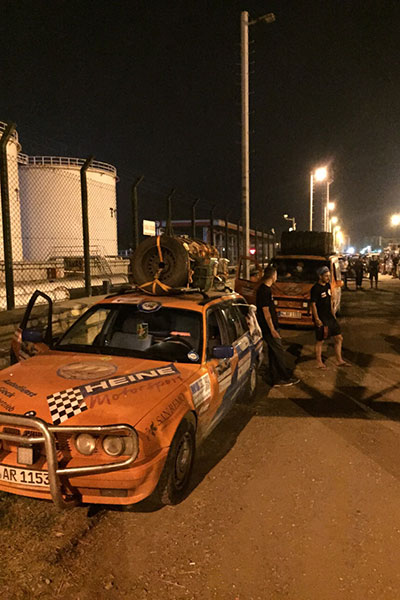 Warten auf das Beladen der Fähre